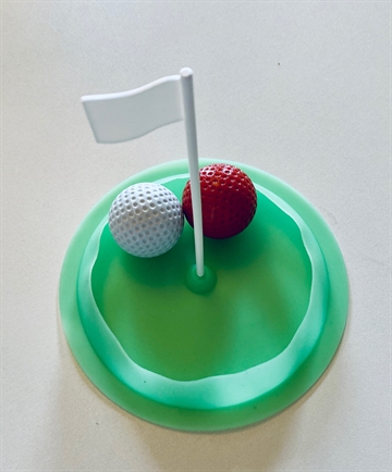 Minigolf hul med flag og 2 bolde